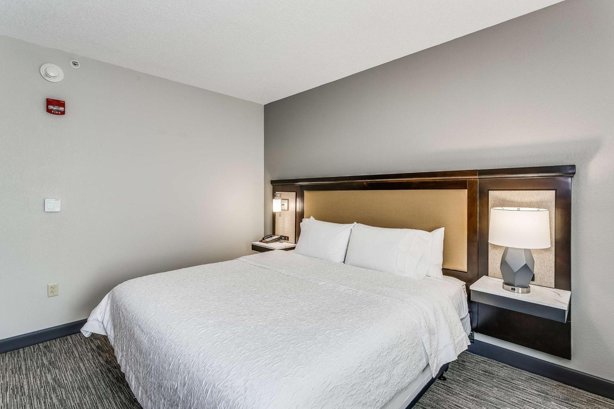 King Room with Accessible Tub - Mobility and Hearing Access/Non-Smoking